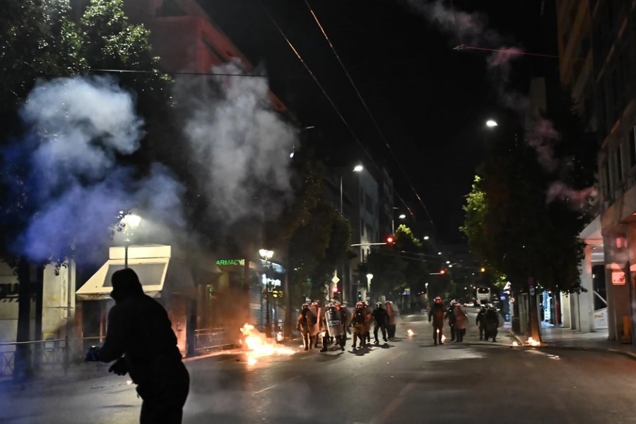 Μικρής έκτασης επεισόδια στο Σύνταγμα μετά το τέλος της συγκέντρωσης για τα Τέμπη