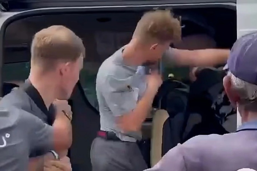 Καβγάς σε εκδρομή τουριστών στην Ταϊλάνδη: Βρετανός επιτέθηκε σε Αραβα με γροθιές επειδή έβαλε τα πόδια στο κεφάλι του