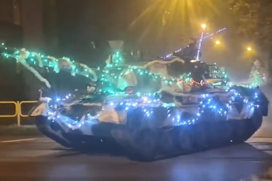 «Έντυσαν» τανκ Leopard 1 με χριστουγεννιάτικα στολίδια και έκαναν βόλτα στους δρόμους