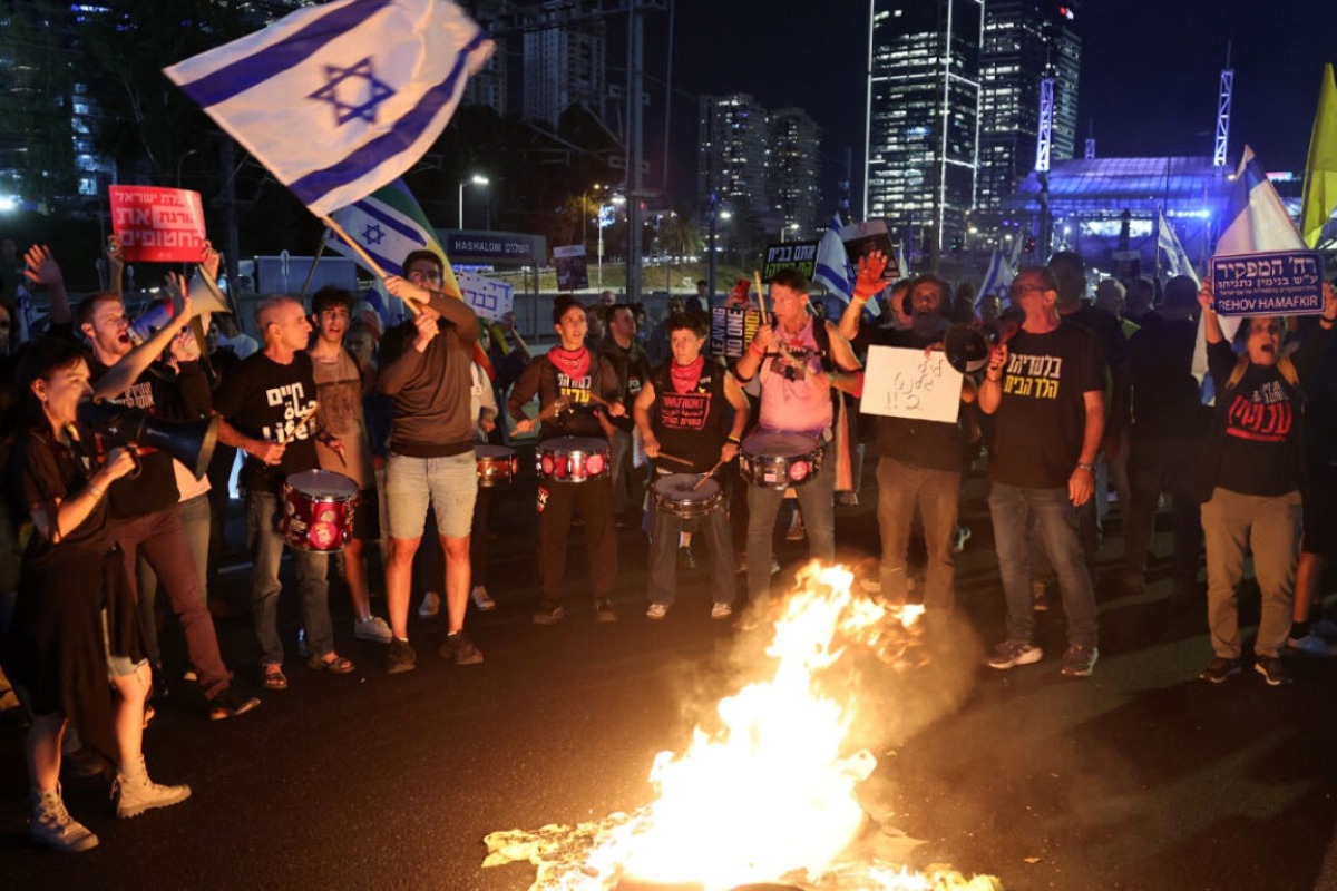 Φωτιές και οδοφράγματα στους δρόμους του Τελ Αβίβ μετά την καρατόμηση Γκάλαντ ‑ «Νετανιάχου είσαι προδότης»