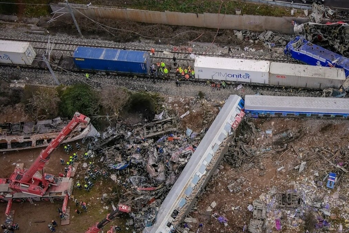 Τέμπη: «Αδύνατον να υπήρχαν 2,5 τόνοι εύφλεκτου υλικού στον θάλαμο μηχανοδήγησης του τρένου»