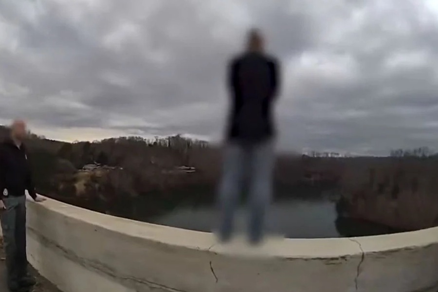 Συγκλονιστικό βίντεο: Η στιγμή που αστυνομικός σώζει γυναίκα πριν πηδήξει από γέφυρα και αυτοκτονήσει στο Τενεσί