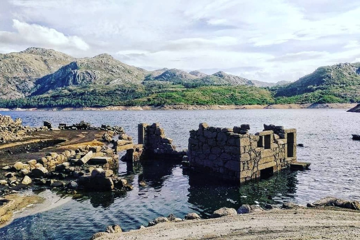 Το χωριό–φάντασμα που αναδύεται μια φορά τον χρόνο κάτω από τη λίμνη