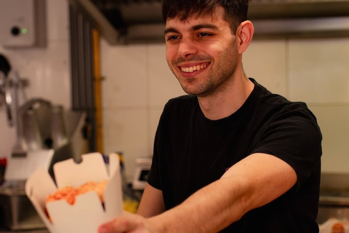 H ιστορία ενός Έλληνα που έκανε το πιτόγυρο viral στη χώρα της τουλίπας