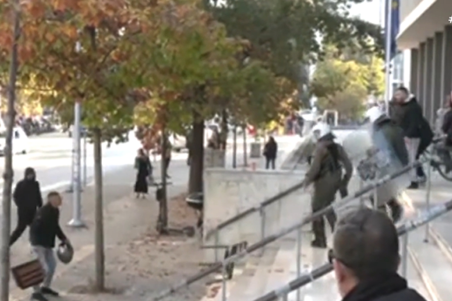 Επεισόδια έξω από τα δικαστήρια Θεσσαλονίκης ενόψει της δίκης για τη δολοφονία Καμπανού