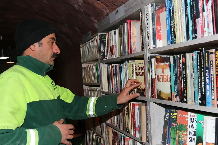 Μια βιβλιοθήκη γεννιέται από τα σκουπίδια: Καθαριστές στην Αγκυρα έσωσαν 6.000 βιβλία