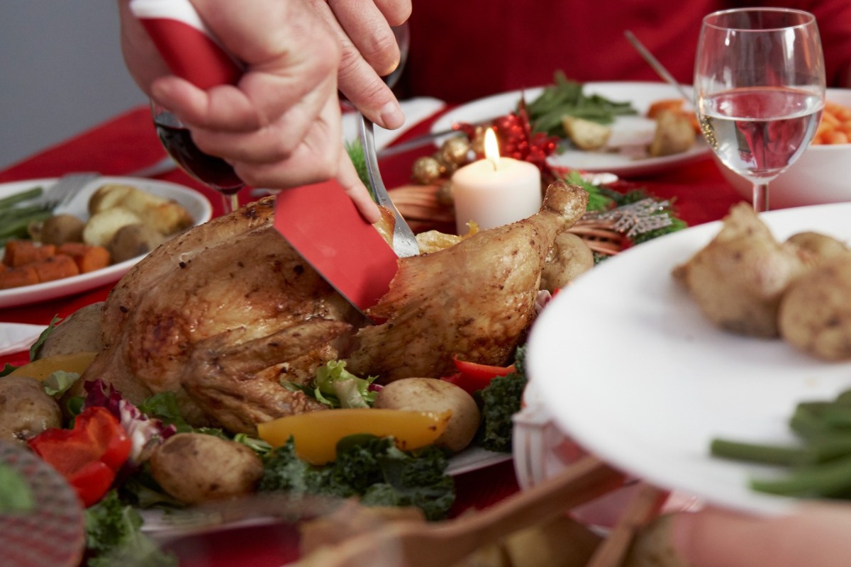 Πανάκριβο το φετινό εορταστικό τραπέζι: Πόσα παραπάνω θα πληρώσουμε στο ρεβεγιόν ‑ Οι μεγαλύτερες αυξήσεις