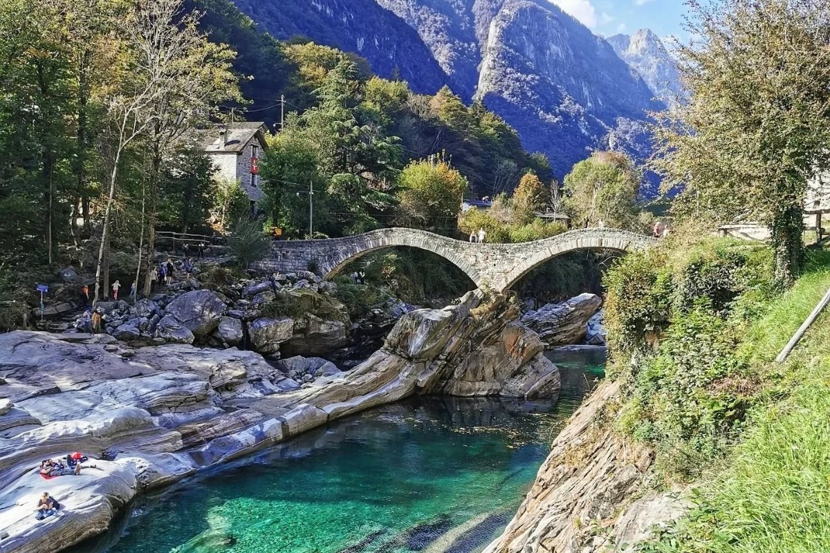 Η κοιλάδα που μαγεύει και τον James Bond – Σμαραγδένια νερά και παραμυθένια χωριά στην Ελβετία!