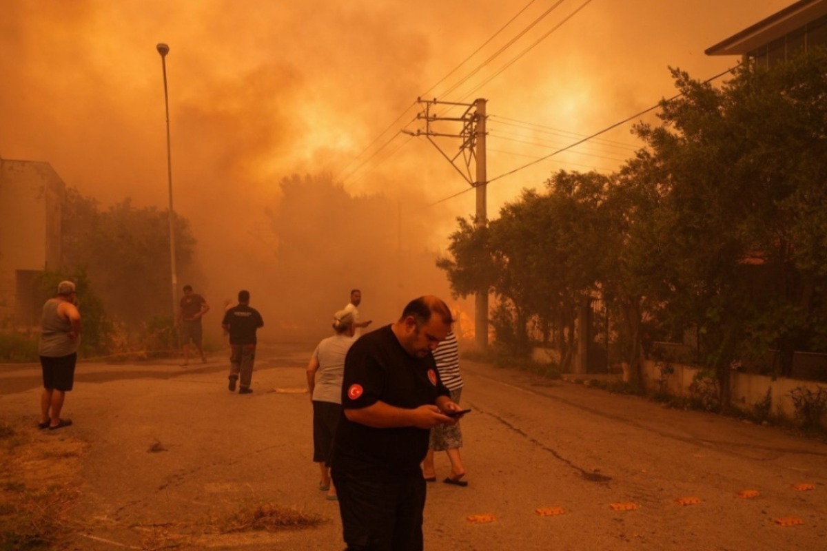 Πύρινη κόλαση στη Σμύρνη: Εκκενώθηκαν συνοικίες και χωριά – Εφτασαν σε Σάμο και Χίο οι καπνοί