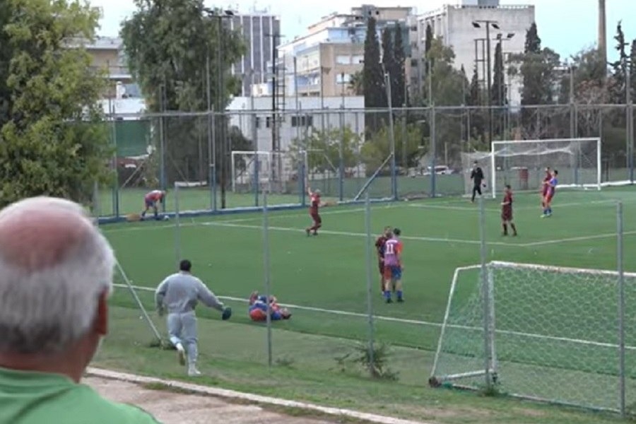 Χαμός σε αγώνα της ΕΠΣΑ: Ποδοσφαιριστής αποβλήθηκε γιατί κλώτσησε και γρονθοκόπησε αντιπάλους του