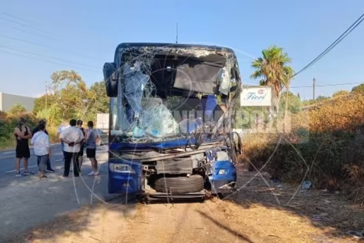 Κέρκυρα: Λεωφορείο σφηνώθηκε σε σταθμευμένο φορτηγό ‑ Nεκρός ο οδηγός