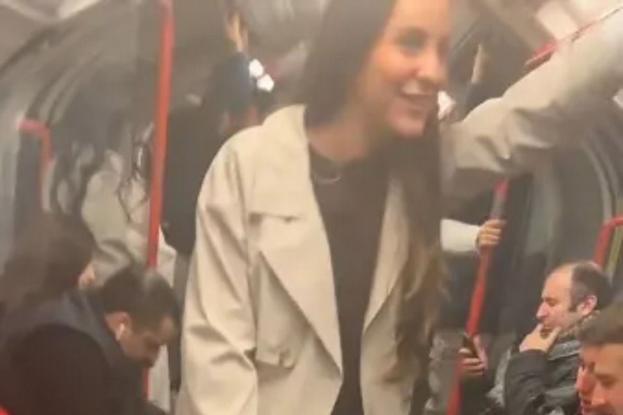 Δεν της έδωσε κανείς τη θέση του στο μετρό: Το βίντεο που δίχασε το TikTok