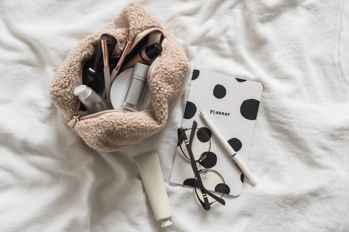 Φτιάχνεις νεσεσέρ για διακοπές; Μη φύγεις αν δεν έχεις μέσα αυτά τα 5 προϊόντα skincare