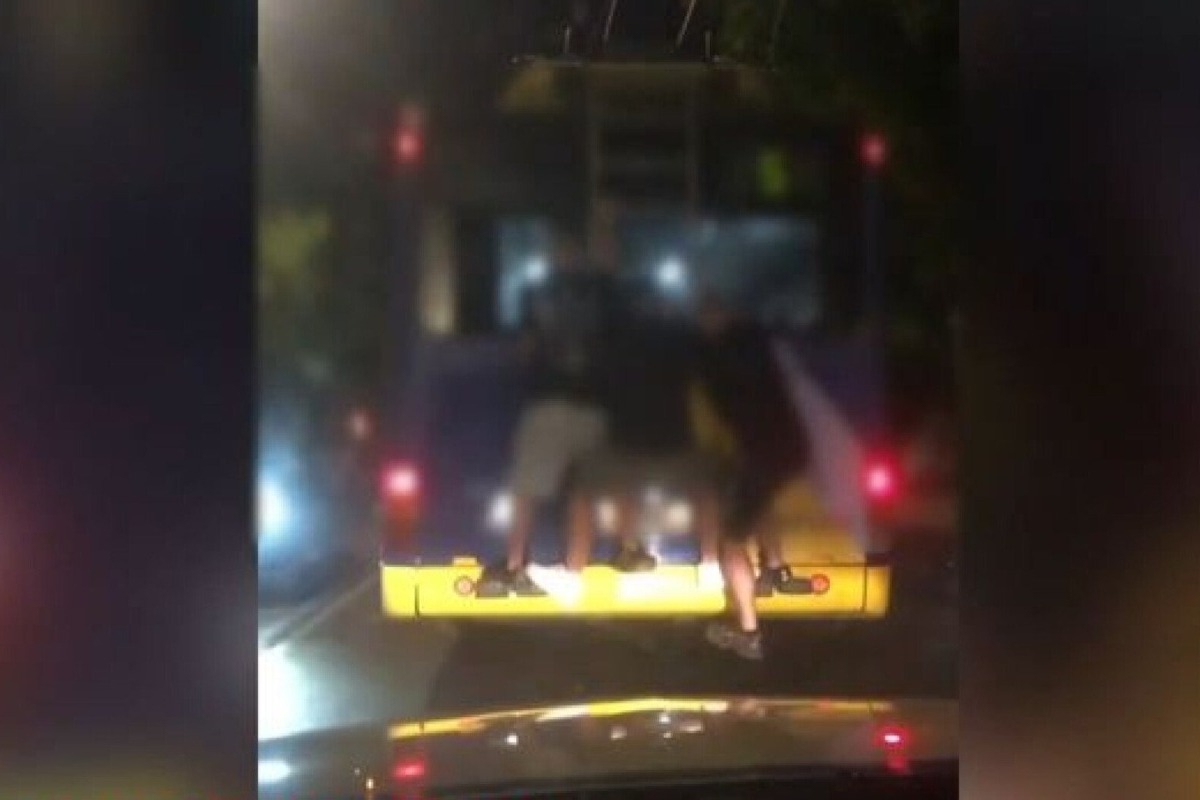 Πατήσια: Ανήλικοι έκαναν βόλτα «κρεμασμένοι» στο πίσω μέρος τρόλεϊ λόγω challenge