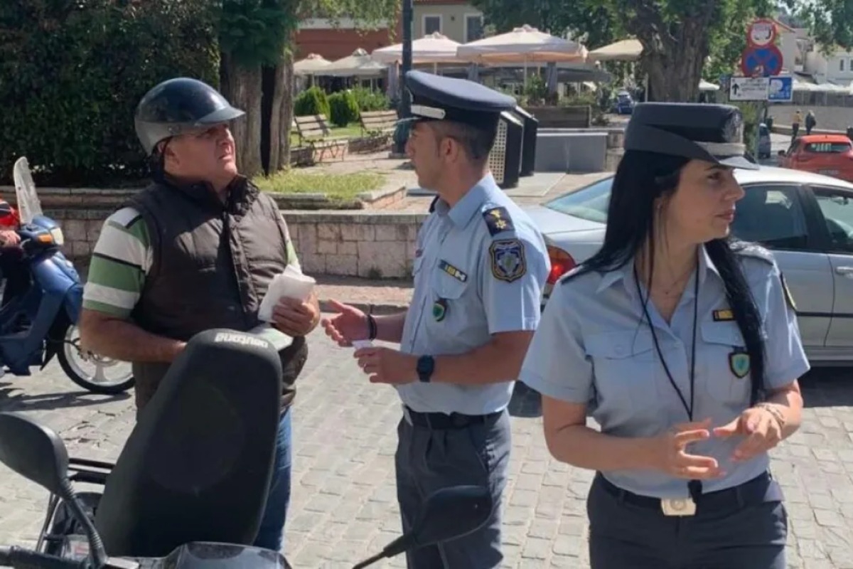 Η Τροχαία στη Ναύπακτο μοίρασε δωρεάν κράνη αντί για... κλήσεις