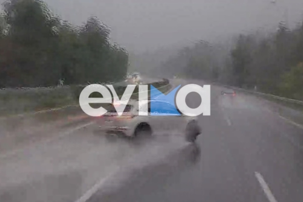 Η στιγμή που οδηγός χάνει τον έλεγχο εν μέσω βροχής και πέφτει πάνω στις μπάρες της Εθνικής Αθηνών ‑ Λαμίας