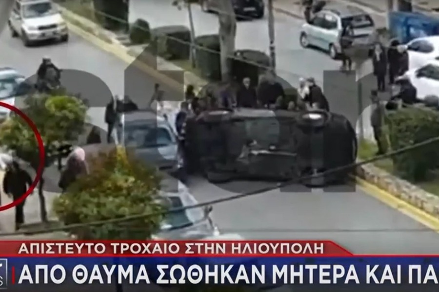 Απίστευτο τροχαίο στην Ηλιούπολη: Τζιπ αναποδογύρισε μετά από σύγκρουση