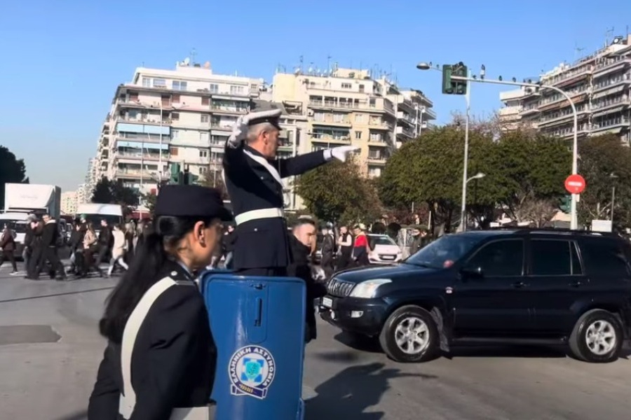 Συγκίνηση στη Θεσσαλονίκη: Ο τροχονόμος στο βαρέλι επέστρεψε την παραμονή της Πρωτοχρονιάς