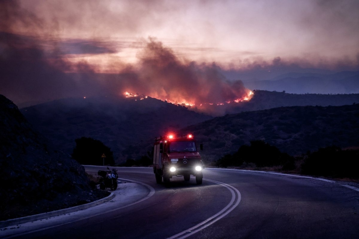 Φωτιές: Νέο μέτωπο στην Κεφαλονιά – Εφιαλτική νύχτα σε Αχαΐα, Χίο και Ήπειρο, μαζικές εκκενώσεις