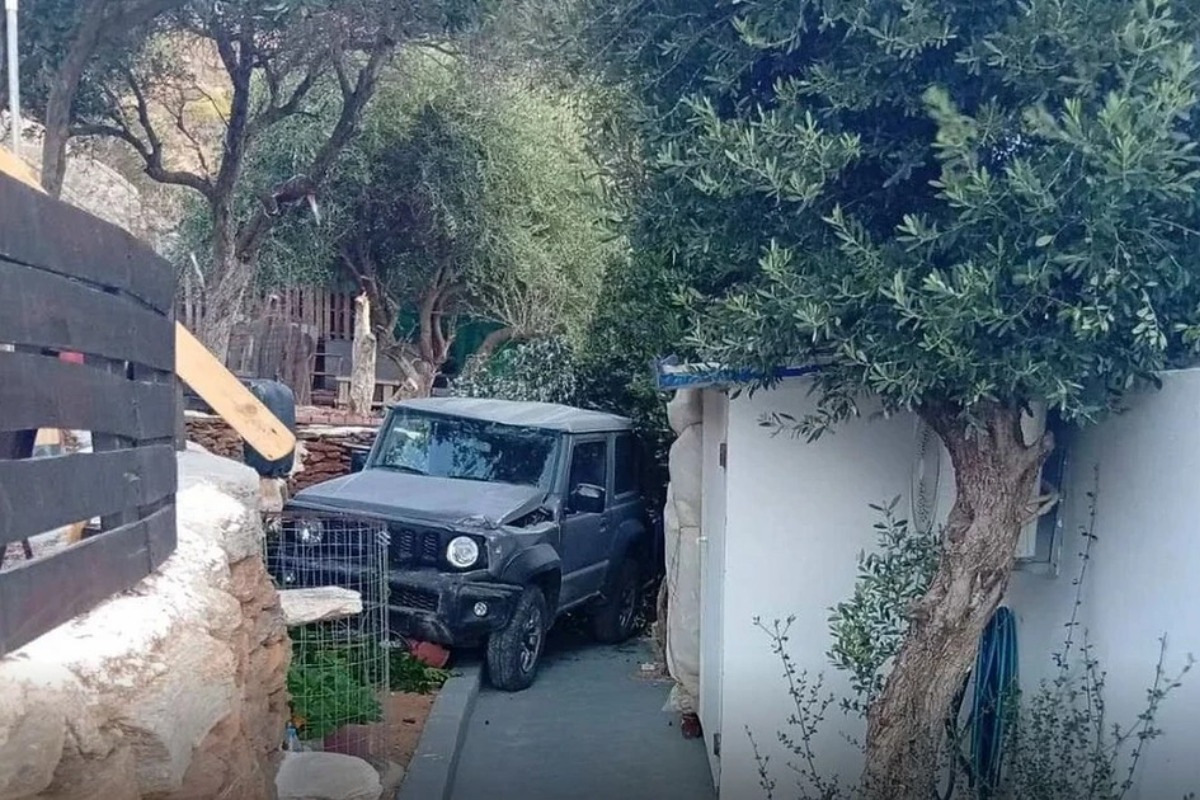 Τήνος: Οι θυελλώδεις άνεμοι παρέσυραν τζιπ και το έριξαν σε αυλή σπιτιού