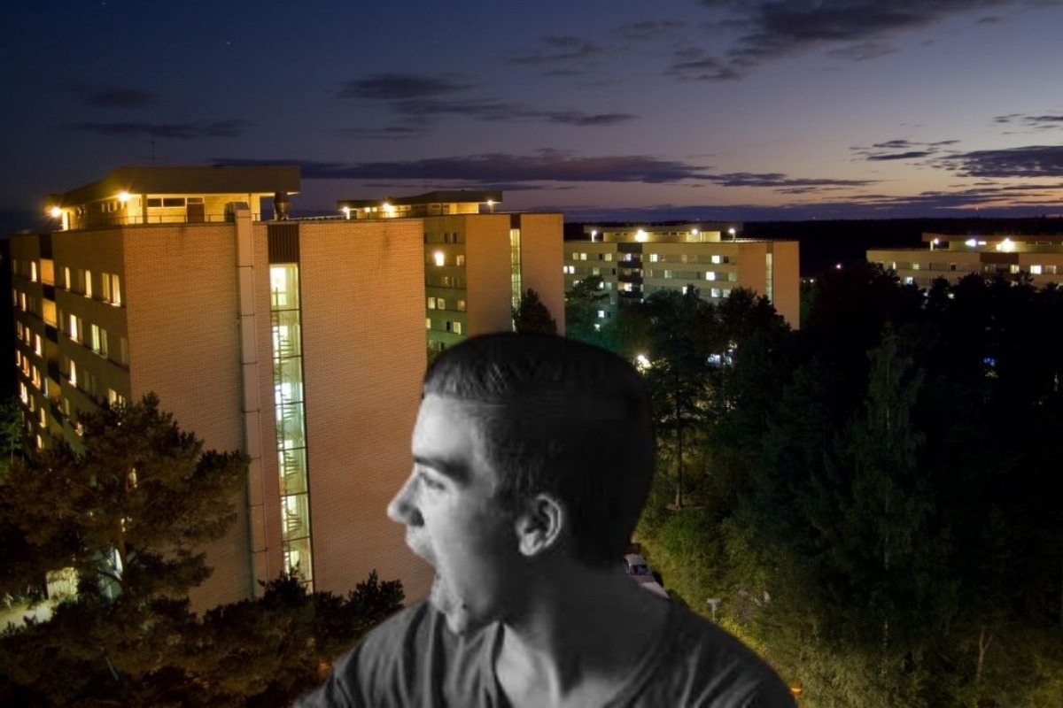 Σε μια φοιτητούπολη βγαίνουν κάθε βράδυ στις 10 στα μπαλκόνια και ουρλιάζουν