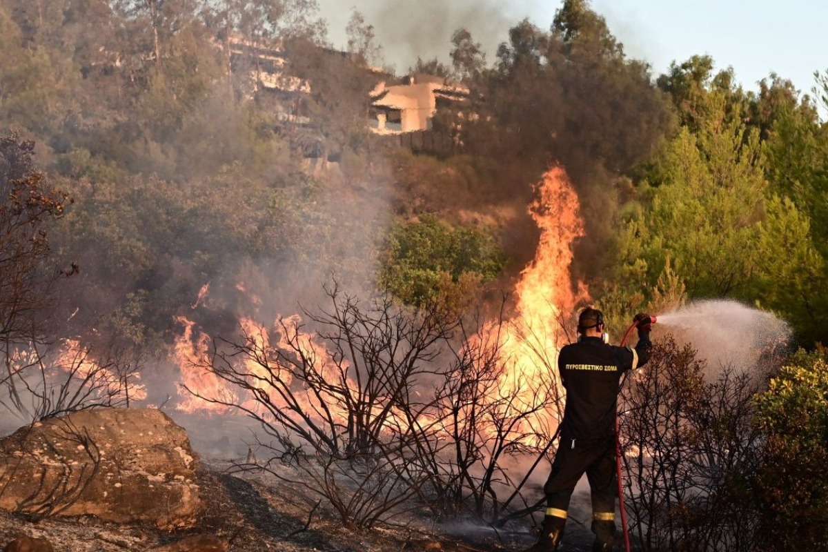 Φωτιά στην Αττική: Δυνατοί άνεμοι και ριπές έως 85 χιλιόμετρα τις επόμενες ώρες