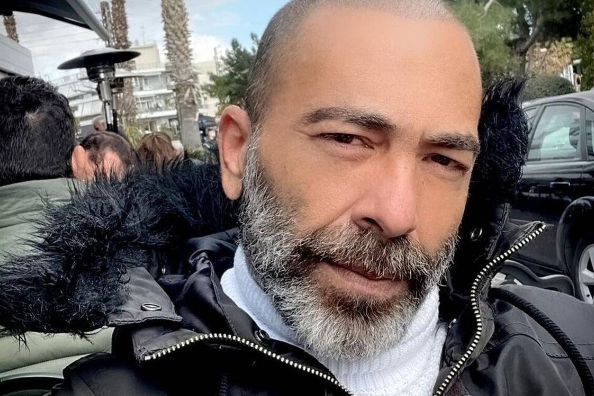 Έξαλλος ο Βαλάντης με τους μουσικούς του ‑ Έφτυσε στη σκηνή