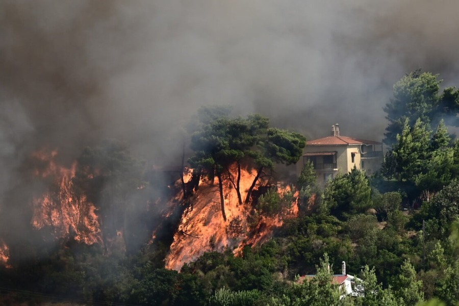 Φωτιά στον Βαρνάβα: Ανεξέλεγκτο το μέτωπο