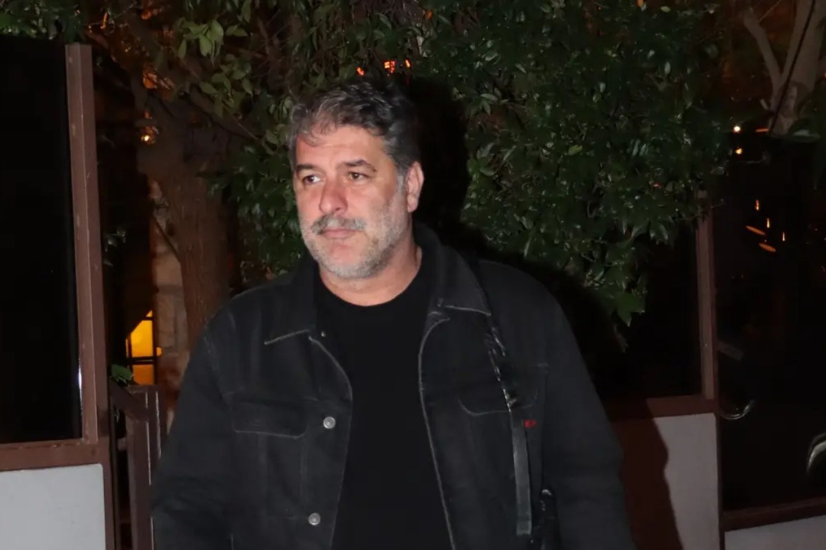 Ακομπλεξάριστος ο Βασίλης Μπισμπίκης: Η φωτογραφία με κόκκινες γόβες και διχτυωτό καλσόν – «Είδωλο!»