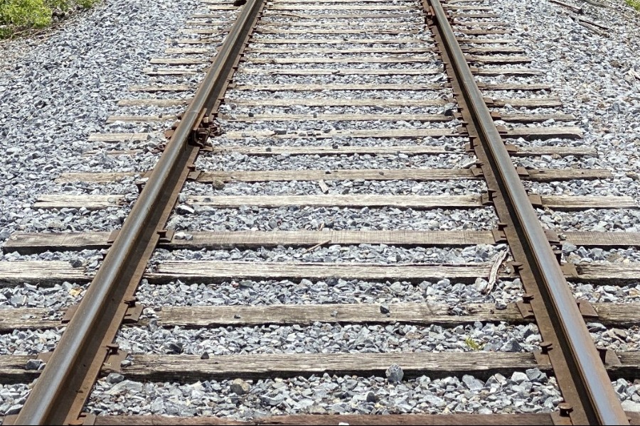 Σίνδος: Επιβεβαιώνει η Hellenic Train ότι τρένο μπήκε σε λάθος γραμμή, διαψεύδει ο ΟΣΕ