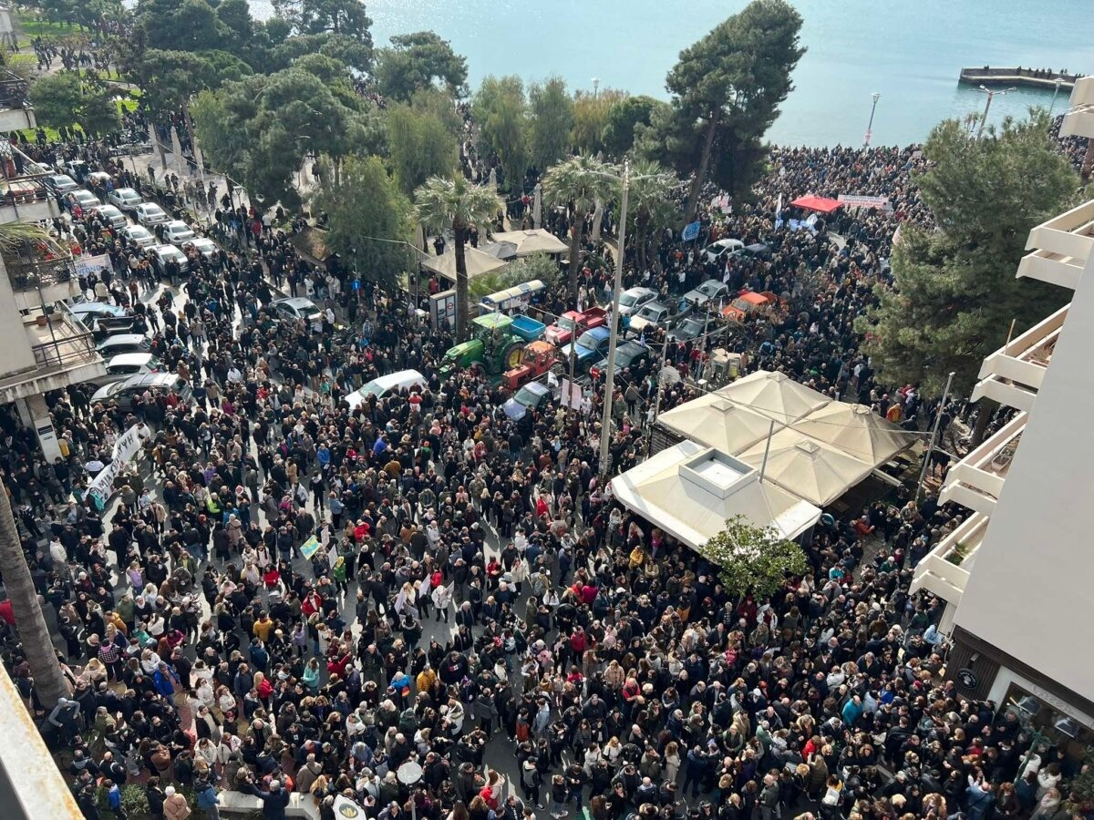 Τέμπη: Δεκάδες χιλιάδες πολίτες στο Βόλο ζητούν δικαιοσύνη για τα 57 θύματα ‑ Δείτε φωτογραφίες