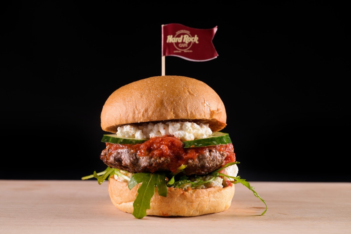 Το Hard Rock Cafe Athens παρουσιάζει το Athena Burger: Μια αθηναϊκή γεύση στο παγκόσμιο Burger Tour