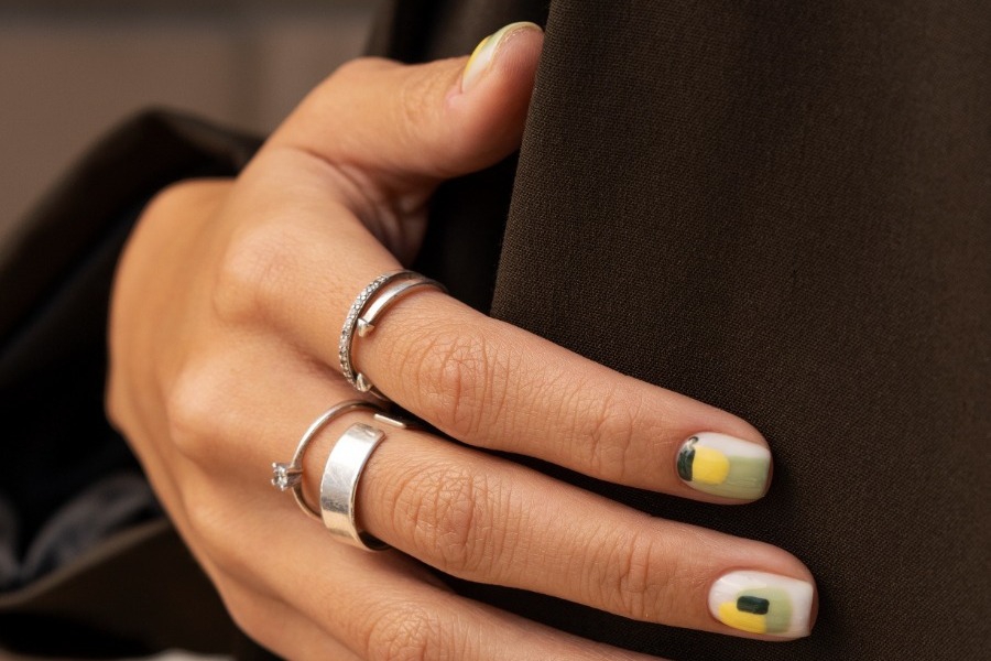 Τι χρώμα να βάψεις τα νύχια σου σε μια συνέντευξη για δουλειά;