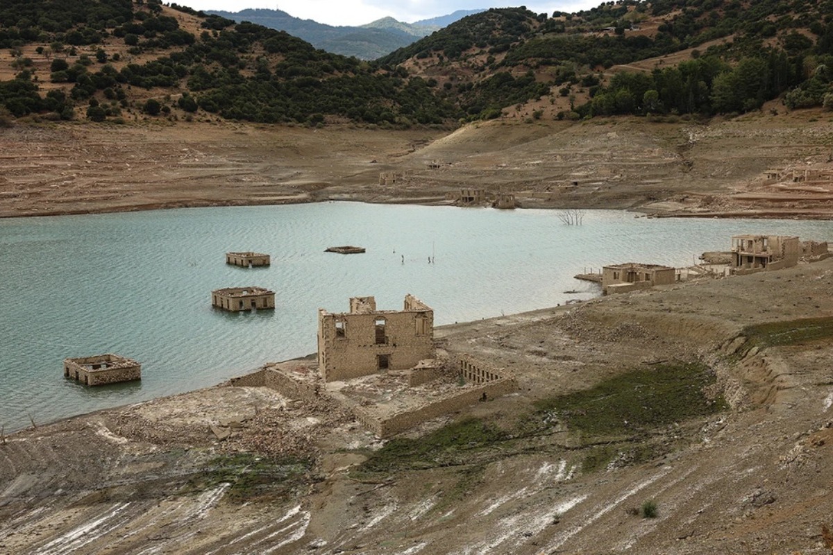 Το βυθισμένο χωριό Κάλλιο αναδύθηκε από τα νερά της λίμνης του Μόρνου εξαιτίας της παρατεταμένης λειψυδρίας
