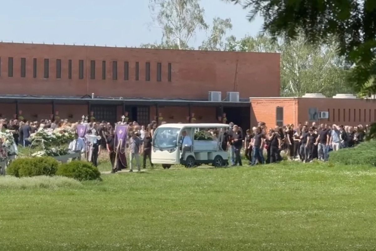 Θρήνος για τη 19χρονη που έπεσε από αλεξίπτωτο πλαγιάς γιατί έλυσε τη ζώνη της ‑ Δεκάδες φίλοι στην κηδεία της στο Μαυροβούνιο