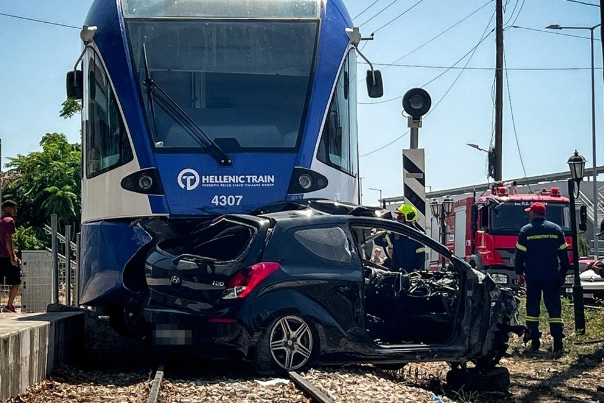 Πάτρα: Σύγκρουση συρμού του Προαστιακού με αυτοκίνητο