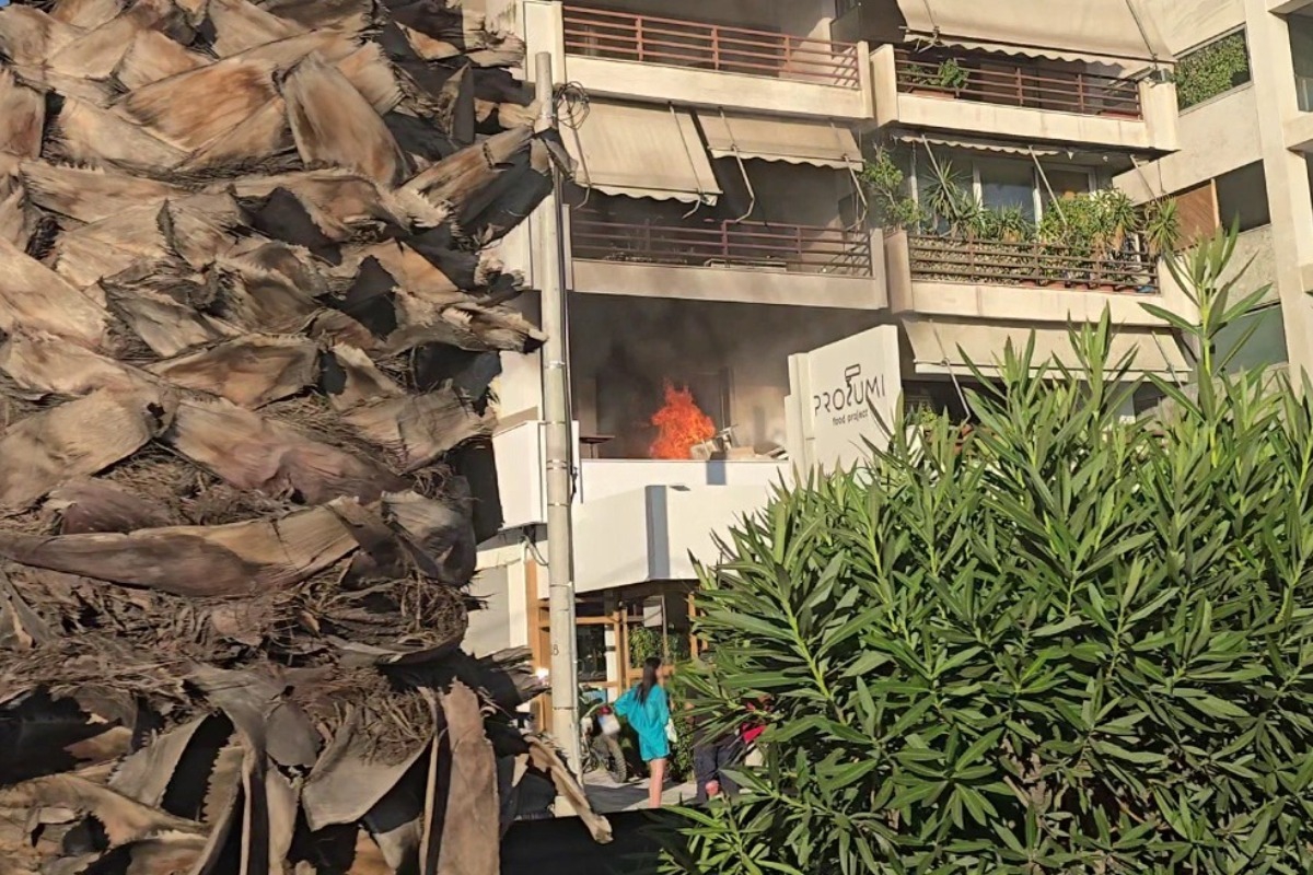 Φωτιά σε διαμέρισμα στη λεωφόρο Ποσειδώνος ‑ Δείτε βίντεο