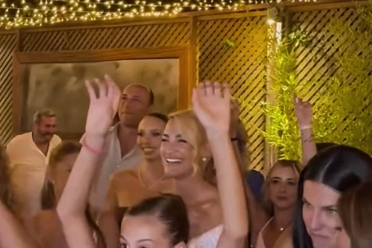 Η «βουτιά» της Ιωάννας Τούνη για να πιάσει ανθοδέσμη σε γάμο ‑ Δείτε βίντεο