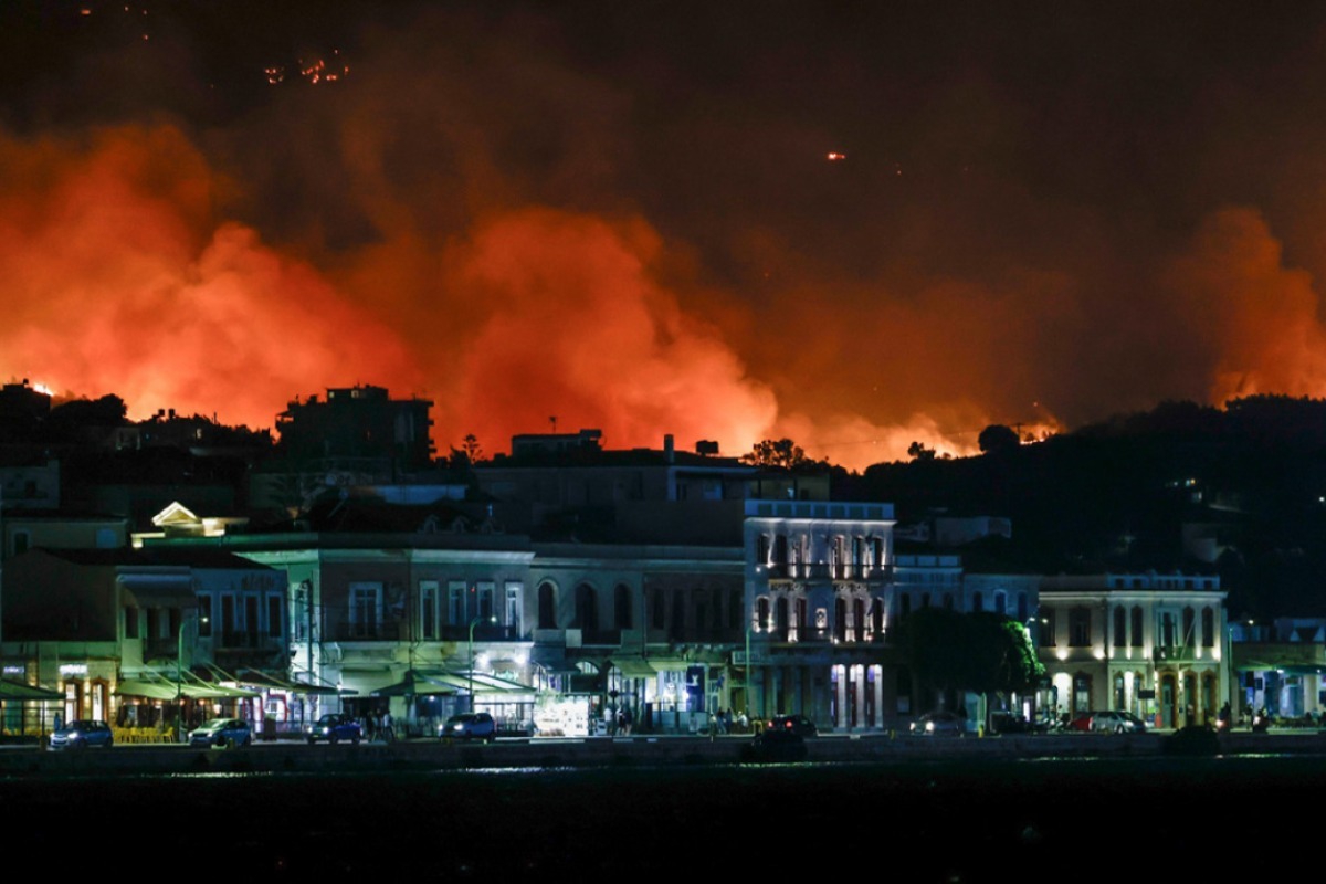Εφιαλτικό βράδυ στη Χίο: Νέο 112 για εκκένωση περιοχών ‑ Μάχη σε πέντε πύρινα μέτωπα, εξετάζεται ο εμπρησμός