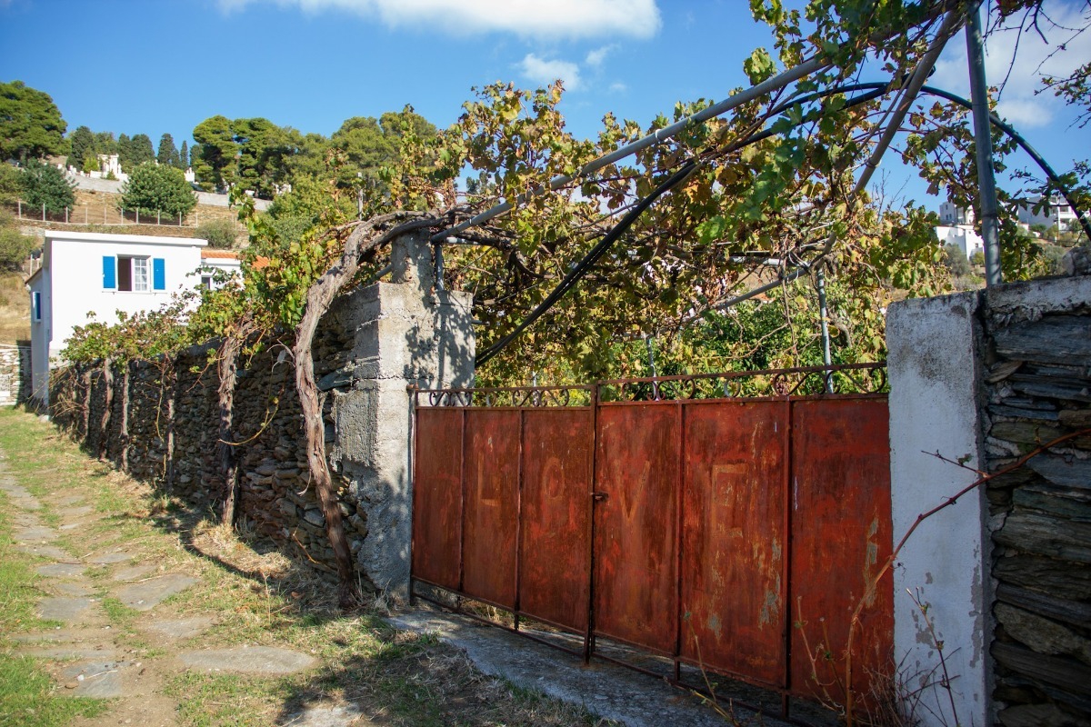 «Αφήστε πίσω σας τον συνωστισμό»: Η Daily Mail​​​​​​​​ εντόπισε το ανέγγιχτο νησί της Ελλάδας