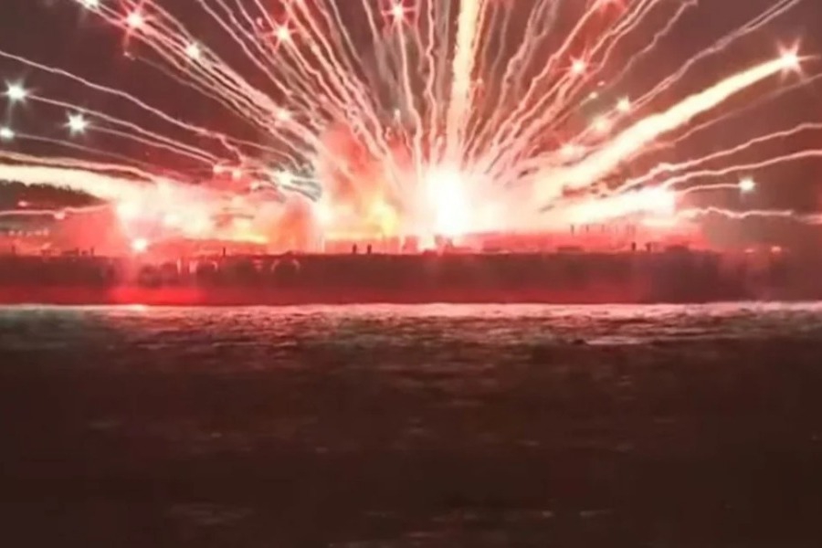 Χάος σε σόου πυροτεχνημάτων στην Ιαπωνία: Φορτηγίδες άρπαξαν φωτιά, εργάτες βούτηξαν στη θάλασσα