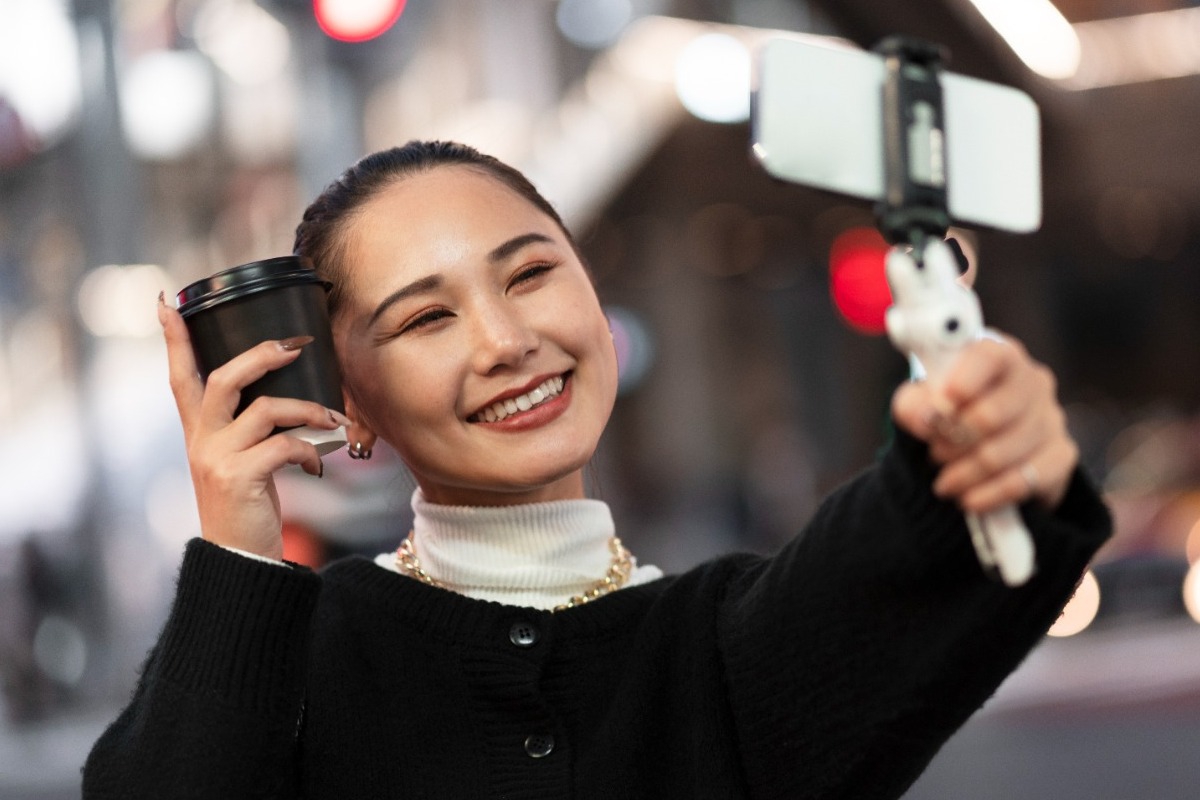 Ο νόμος που διχάζει τον πλανήτη: Γιατί η Κίνα απαγορεύει στους influencers να μιλούν για υγεία και οικονομία