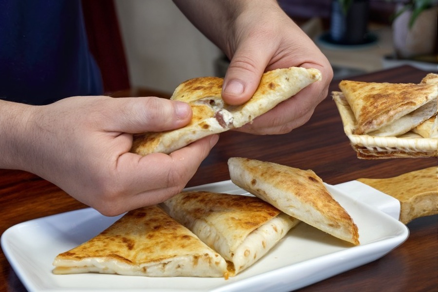 Ζαμπονοτυροπιτάκια του λεπτού να γλείφεις τα δάχτυλά σου