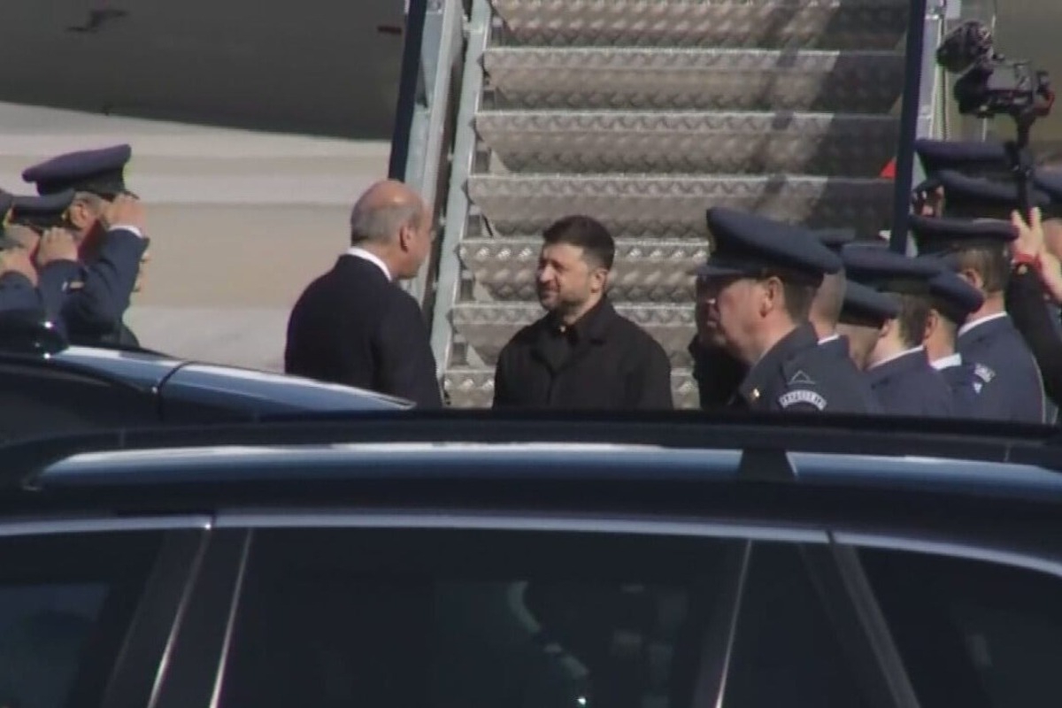 Βολοντίμιρ Ζελένσκι: Ο πρόεδρος της Ουκρανίας έφτασε στην Αθήνα