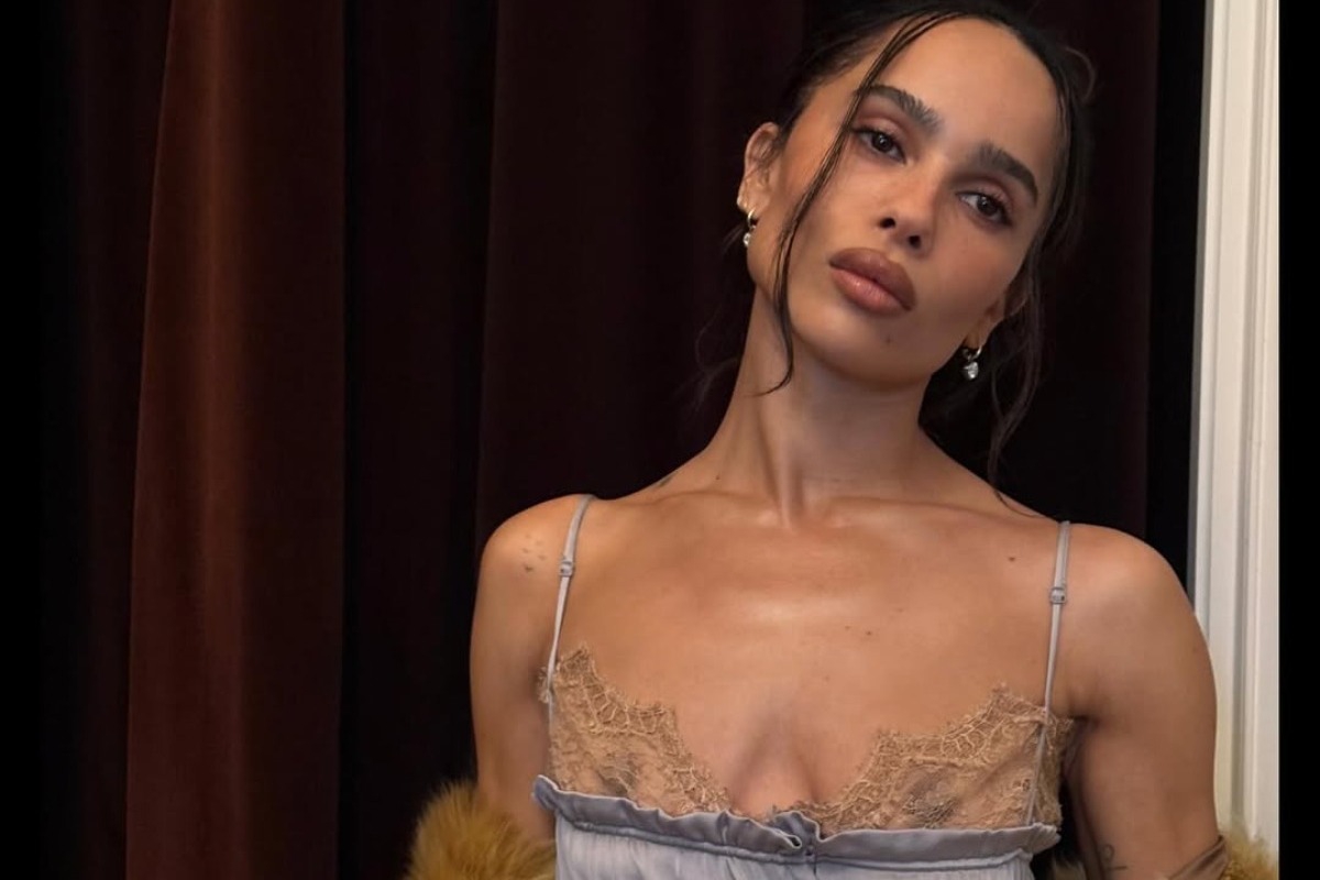 Η Zoë Kravitz έκανε το απόλυτο outfit φορώντας τη φούστα‑item της σεζόν