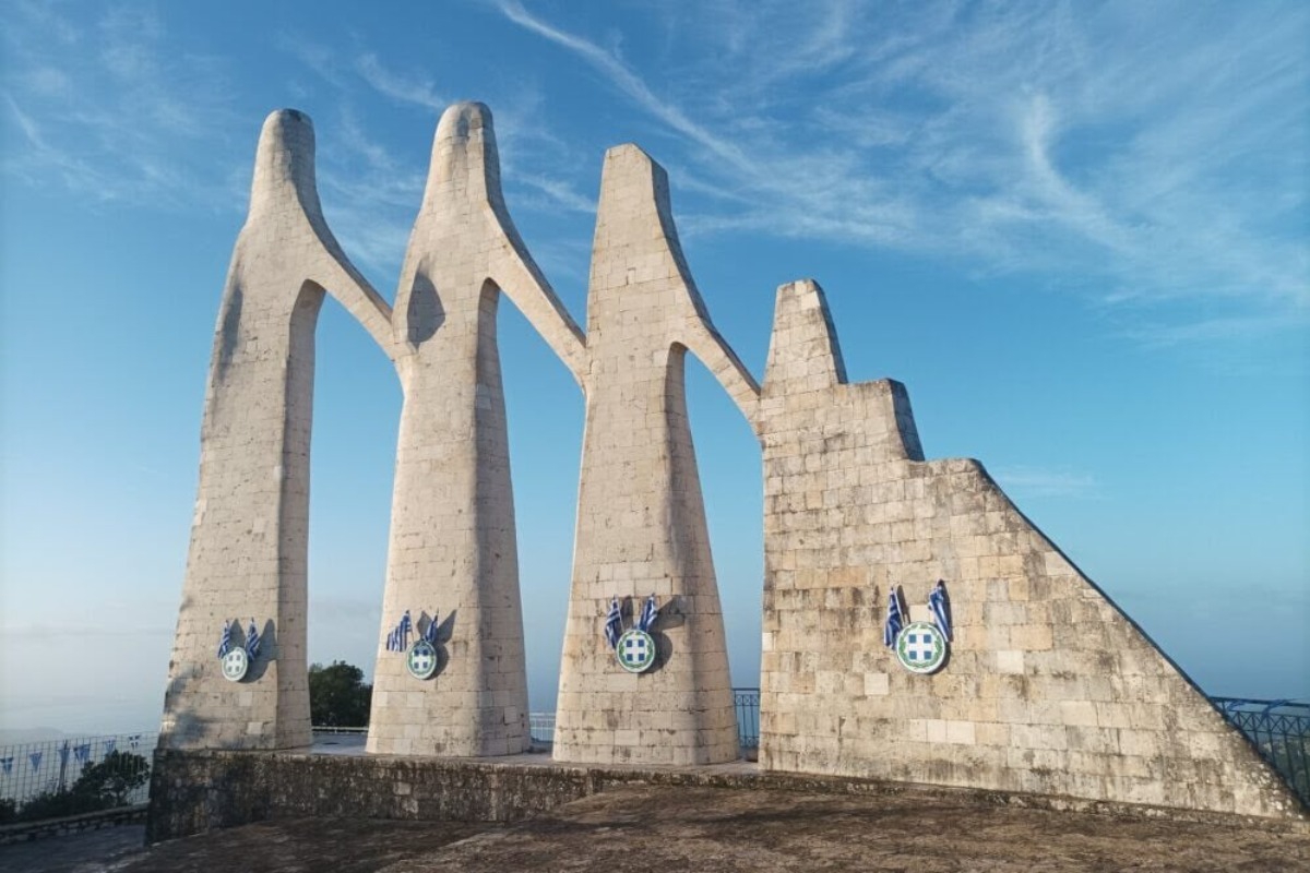 Βανδάλισαν το μνημείο «Ο Χορός του Ζαλόγγου»: Κάρφωσαν σημαίες και εθνόσημα στο έργο του Ζογγολόπουλου