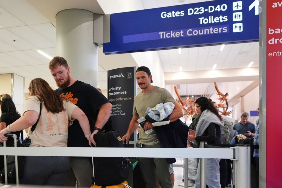 Αυξήσεις – «φωτιά» σε αεροπορικά και ακτοπλοϊκά εισιτήρια λόγω του πολέμου στη Μέση Ανατολή