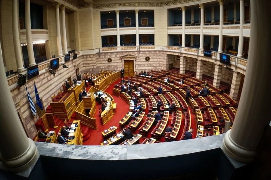 Το 112 «αναστάτωσε» τη Βουλή: Η στιγμή που χτυπούν τα κινητά στην Ολομέλεια και η ατάκα για το μήνυμα