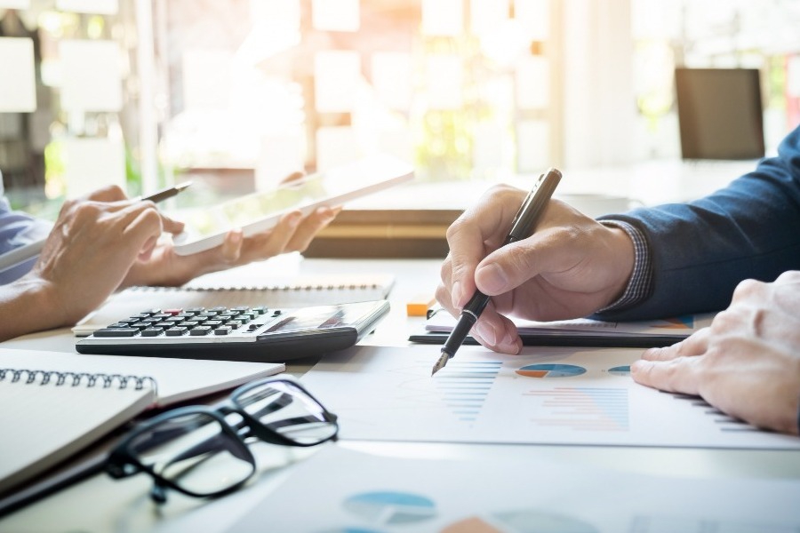 Ηλεκτρονικά τιμολόγια: «Βαρύς» ο λογαριασμός από σήμερα – Πρόστιμο ίσο με 50% του ΦΠΑ