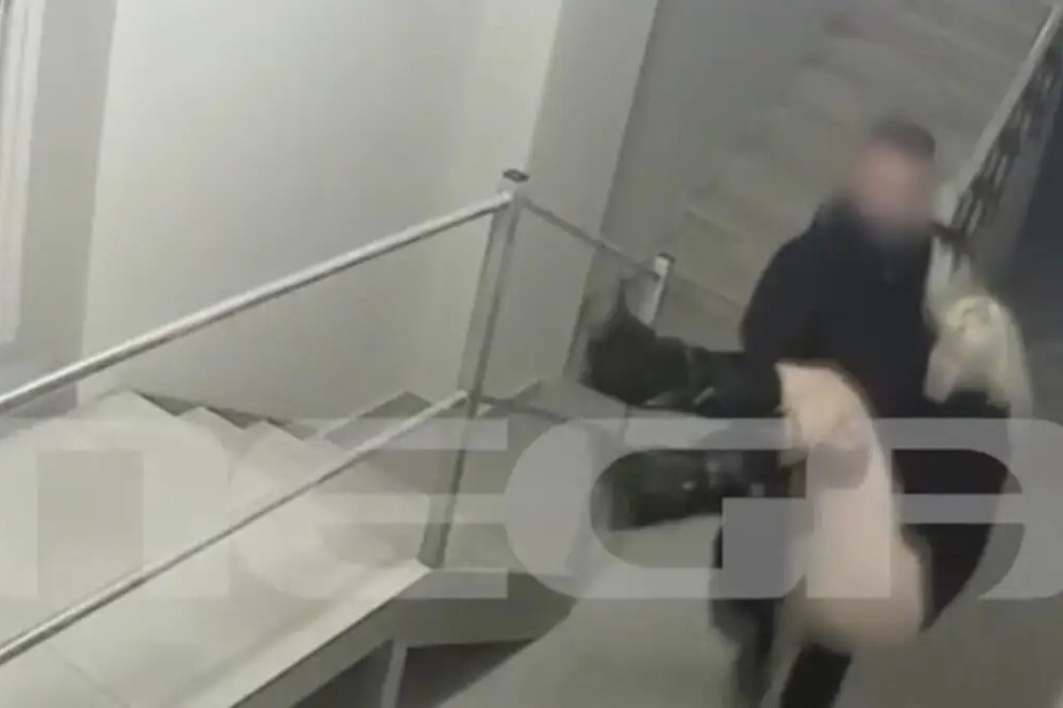 Κεφαλονιά: Η στιγμή που ο 26χρονος αρσιβαρίστας μεταφέρει λιπόθυμη την Μυρτώ από το ξενοδοχείο